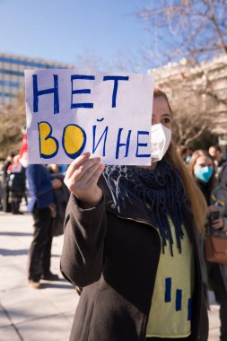 ATİNA, GREECE - 27 Şubat 2022: Atina 'daki Syntagma Meydanı' nda Ukrayna 'ya destek amaçlı savaş karşıtı protesto.