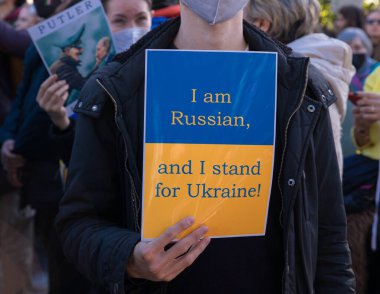 ATİNA, GREECE - 27 Şubat 2022: Atina 'daki Syntagma Meydanı' nda Ukrayna 'ya destek amaçlı savaş karşıtı protesto. Göstericinin elinde bir afiş var. Ben Rus 'um ve UKRAINE' ı temsil ediyorum..