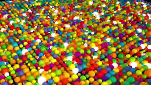 Náhodná hromada barevných koulí se zářivou září — Stock video