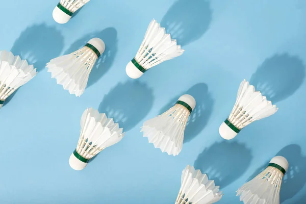 Parlak renkli arkaplanda çapraz badminton tüyü deseni