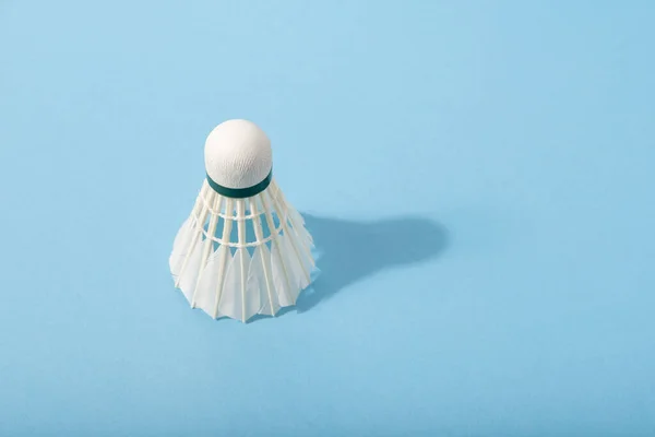 mavi arkaplandaki badminton tüyü kopyalama alanı ile çevrili