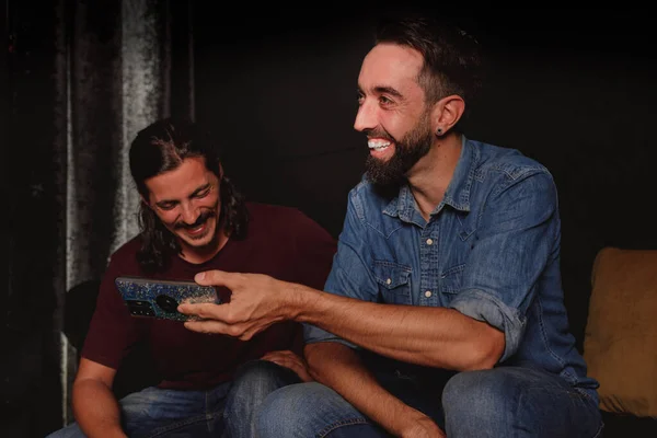 Genç arkadaşlar cep telefonlarını kapalı alanda kullanıyor - yeni nesil sosyal medya uygulamalarıyla eğleniyor