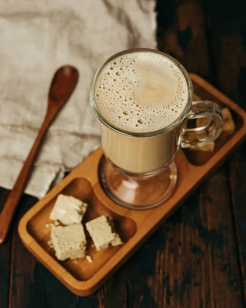 Halva latte. Kaffee-Rezept-Trend. — Stockfoto