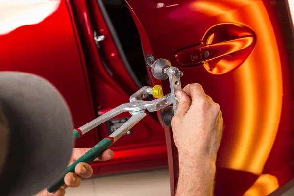 Removing dents on a car body without painting. PDR. — Fotografia de Stock