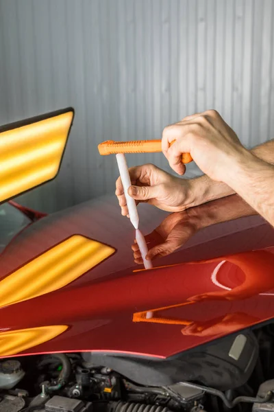 Removing dents on a car body without painting. PDR. — Fotografia de Stock