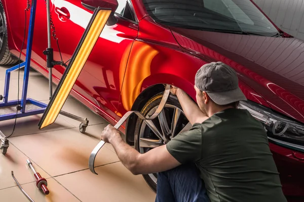 Removing dents on a car body without painting. PDR. — Fotografia de Stock