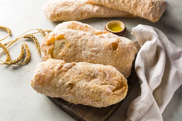 Cigatta fresca y crujiente. Pan de trigo italiano — Foto de Stock