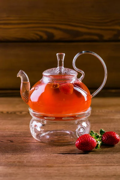 Lahodný jahodový čaj ve skleněné konvice — Stock fotografie