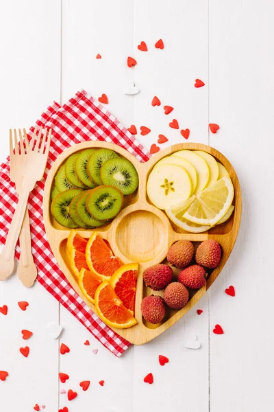 Hartvormige Plaat Gevuld Met Fruit Valentijnsdag Achtergrond Hoge Kwaliteit Foto — Stockfoto