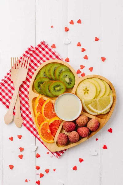 Hartvormige Plaat Gevuld Met Fruit Valentijnsdag Achtergrond Hoge Kwaliteit Foto — Stockfoto