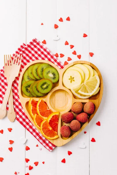 果物でいっぱいのハート型のプレート バレンタインデーの背景 高品質の写真 ストックフォト