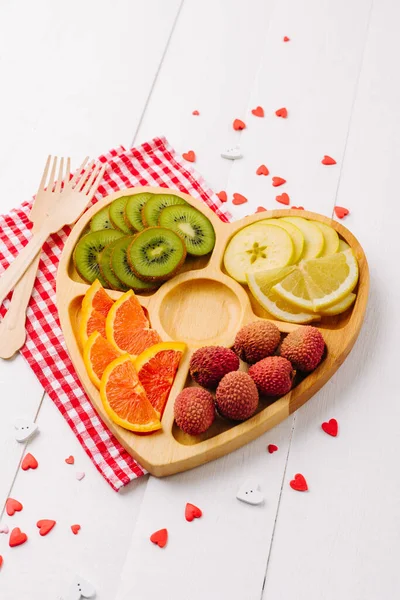 果物でいっぱいのハート型のプレート バレンタインデーの背景 高品質の写真 ロイヤリティフリーのストック画像