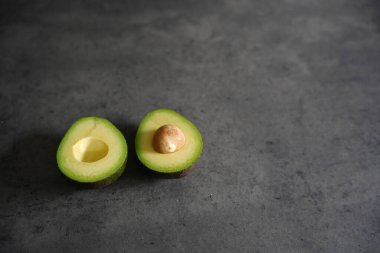 Masada taze organik sağlıklı avokadolar var. 