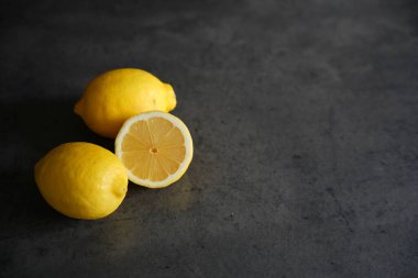 Masada taze organik limonlar ve bir limon dilimi var.