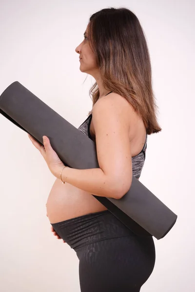 40成熟妊娠中の大人の運動服でヨガマット — ストック写真