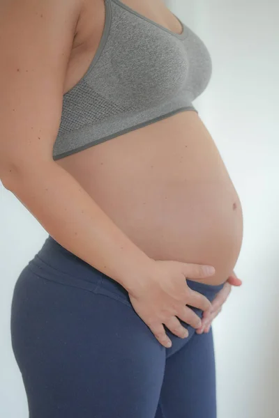 30S 40S Volwassen Zwanger Volwassen Aanraken Buik Thuis Trainingskleding — Stockfoto