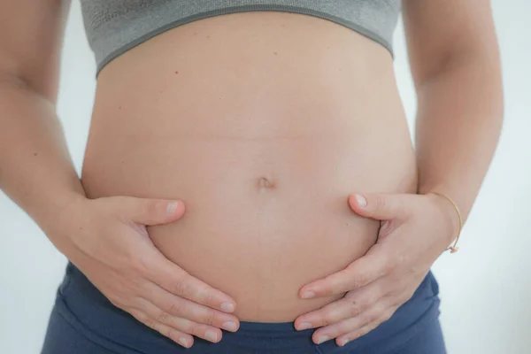30S 40S Volwassen Zwanger Volwassen Aanraken Buik Thuis Trainingskleding — Stockfoto