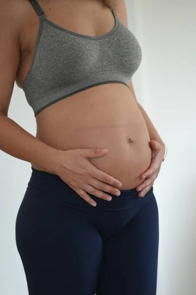 30S 40S Volwassen Zwanger Volwassen Aanraken Buik Thuis Trainingskleding — Stockfoto