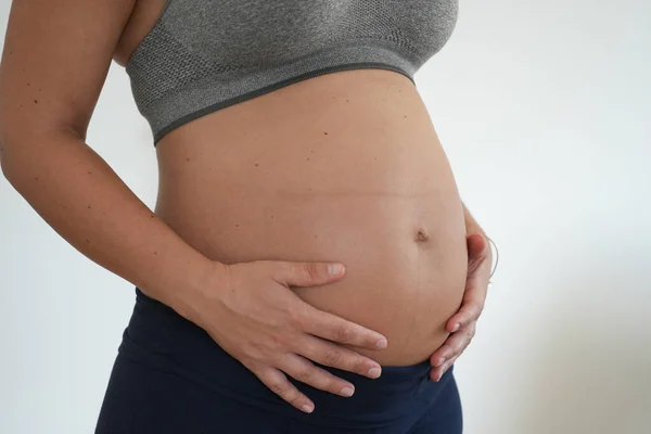 40成熟した妊娠中の大人感動腹で自宅で運動服 — ストック写真