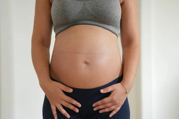 30S 40S Volwassen Zwangere Volwassene Lichaamsbeweging Kleding Aanraken Buik — Stockfoto