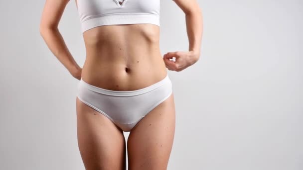 Vrouw Witte Onderbroek Het Meten Van Haar Taille Succesvol Gewichtsverlies — Stockvideo