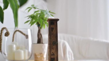 Yanan aromatik tütsü dumanı meditasyon ve rahatlama için çubuk, yavaş çekim