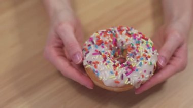 Masanın üstündeki kutudan çörekleri alan insanlar gibi. Ofisteki kutudan çörek alan bir sürü el.