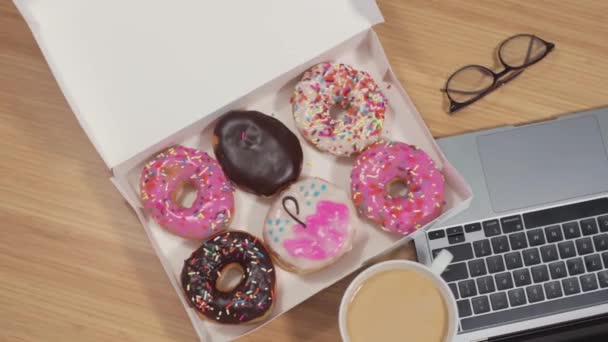 Vista Superior Como Gente Toma Donuts Fuera Caja Una Mesa — Vídeos de Stock