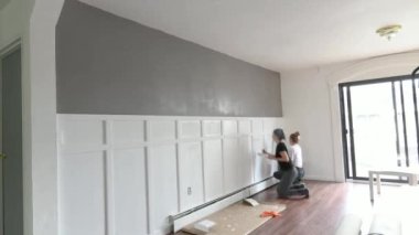 Konutlarda tadilat işi. Kadın resim için bir duvar hazırlıyor. Oyuncak duvarlar kendi elleriyle.