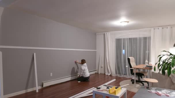 Travaux Rénovation Dans Des Locaux Résidentiels Femme Prépare Mur Pour — Video