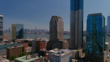 New York 'un üstündeki hava manzarası. Manhattan 'ın ünlü gökdelenlerinin insansız hava aracı videosu.