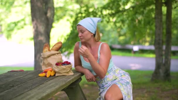 Attractive Woman Eating Tasty Blueberry Enjoying Spends Time Picnic Summer — Stockvideo