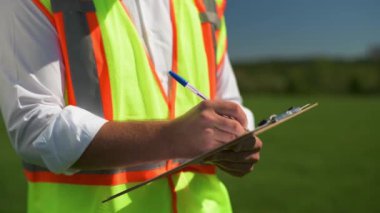 Yatırımcı boş alan arka planında mühendisin elini sıkıyor. Alternatif bir enerji santralinin iki çalışanı güneş panelleri hakkında konuşuyor..