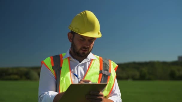 Inversor Mano Ingeniero Fondo Campo Vacío Dos Empleados Una Planta — Vídeo de stock