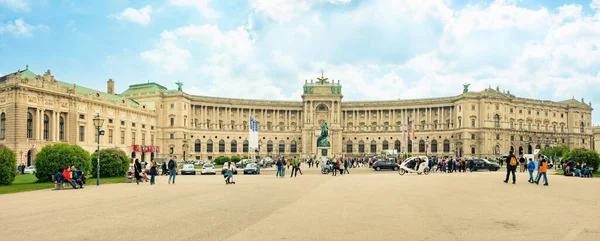 Wiedeń Austria Kwiecień 2022 Szerokątny Widok Pałacu Hofburg Turystami — Zdjęcie stockowe