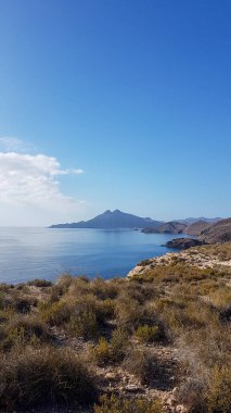 İspanya 'nın güneyindeki Cabo de Gata Doğal Parkı' nda Akdeniz 'de kurak bir manzara.