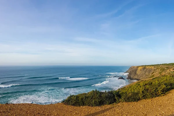 Vista Sobre Grandes Ondas Que Deslocam Costa Atlântica Oceano Algarve — Fotografia de Stock