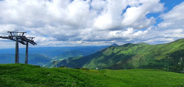 슬로바키아 지대에 산맥의 초여름에는 과푸른 초원이 펼쳐져 — 스톡 사진