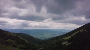 Yazın başlarında geniş vadiler ve yeşil çayırlar ile Slovakya 'nın kuzeyindeki High Tatras eteklerindeki doğal manzara.