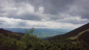 Yazın başlarında geniş vadiler ve yeşil çayırlar ile Slovakya 'nın kuzeyindeki High Tatras eteklerindeki doğal manzara.