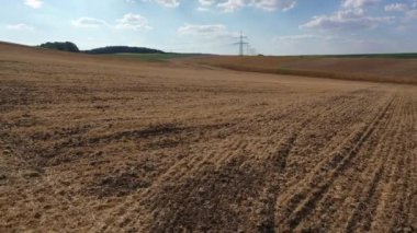 Orta Avrupa 'da yaz aylarında Güney Almanya' da kurak ve kuru tarıma elverişli arazilerin hava manzarası, Baden-Wuerttemberg