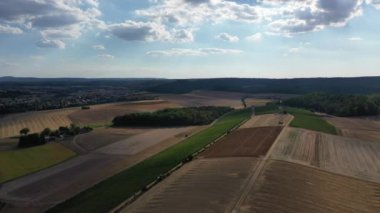 Orta Avrupa 'da yaz aylarında Güney Almanya' da kurak ve kuru tarıma elverişli arazilerin hava manzarası, Baden-Wuerttemberg
