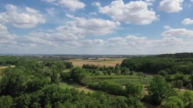 Yazın Güney Almanya 'da Heilbronn yakınlarındaki ormanlar ve tarım arazileri ile doğal manzara, Baden-Wuerttemberg