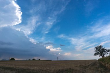 Kırsal kesimde büyük fırtına bulutları oluşuyor ve şiddetli yağmur ve rüzgar getiriyor.