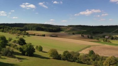 Baden-Wrttemberg, Almanya 'nın güneyinde yaz aylarında Heilbronn-Franken bölgesine bağlı doğal manzara.