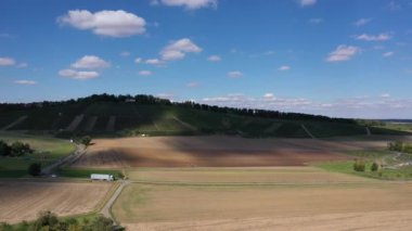 Baden-Wrttemberg, Almanya 'nın güneyinde yaz aylarında Heilbronn-Franken bölgesine bağlı doğal manzara.