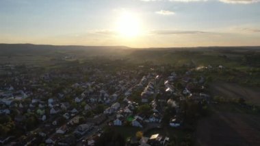 Günbatımında Almanya 'nın güneyinde yer alan Gglingen şehrinin hava manzarası Heilbronn Franken, Baden-Wuerttemberg