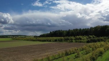 Baden-Wrttemberg, Almanya 'nın güneyinde yaz aylarında Heilbronn-Franken bölgesine bağlı doğal manzara.