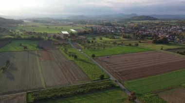 Yazın sonlarında, Untersee 'deki Radolfzell kasabası yakınlarındaki Constance Gölü' nün güneybatısındaki göl havadan görünüşü, tarım arazileri, köyler ve göl, Baden Wuerttemberg