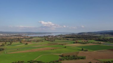 Yazın sonlarında, Untersee 'deki Radolfzell kasabası yakınlarındaki Constance Gölü' nün güneybatısındaki göl havadan görünüşü, tarım arazileri, köyler ve göl, Baden Wuerttemberg